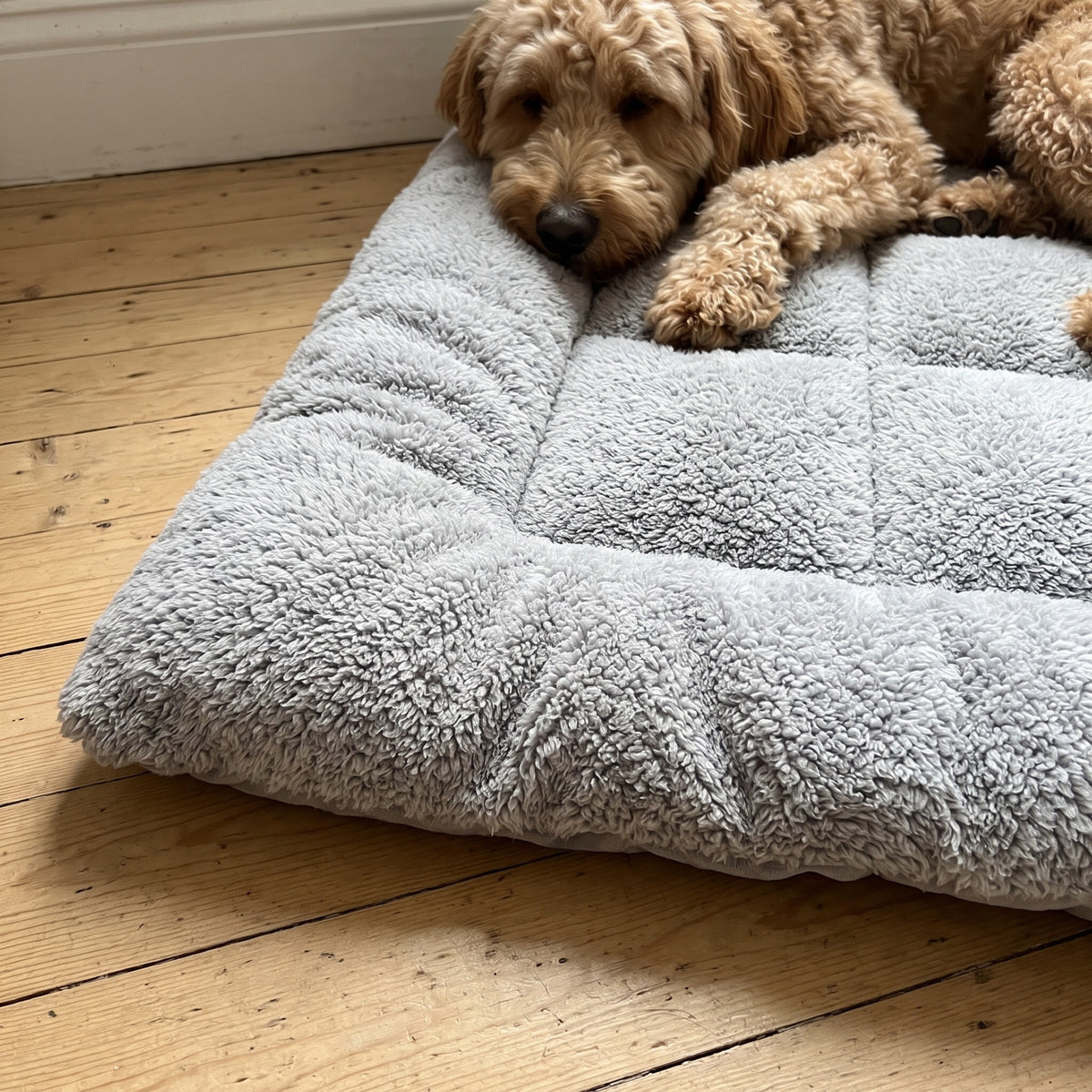 TeddyBed – Nahaufnahme von Polsterrand und gesteppter Liegefläche aus Teddyplüsch